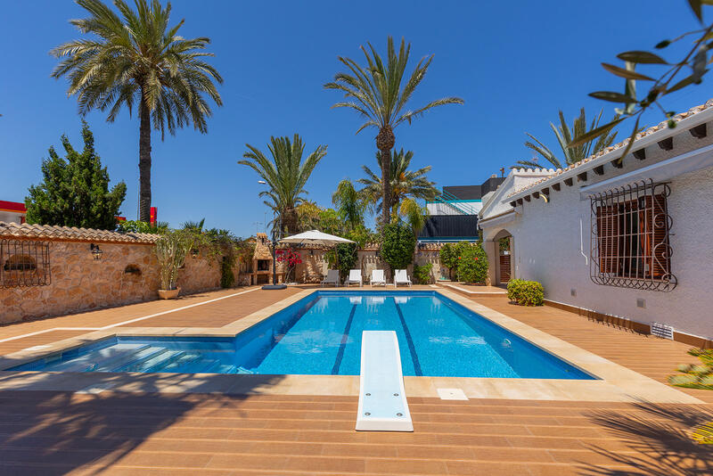 Villa en venta en Punta Prima, Alicante