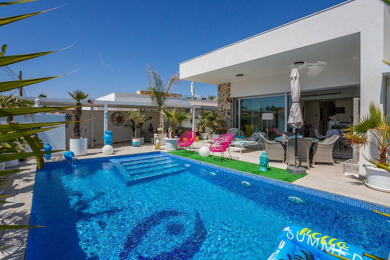 Villa en venta en Torrevieja, Alicante