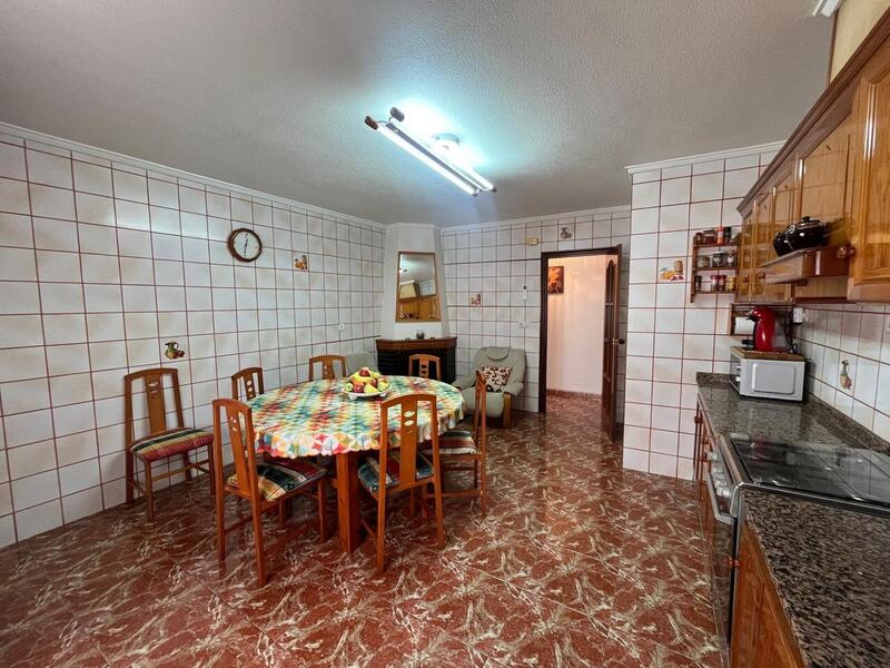4 slaapkamer Gezinswoning Te koop 4 slaapkamer Gezinswoning Te koop
