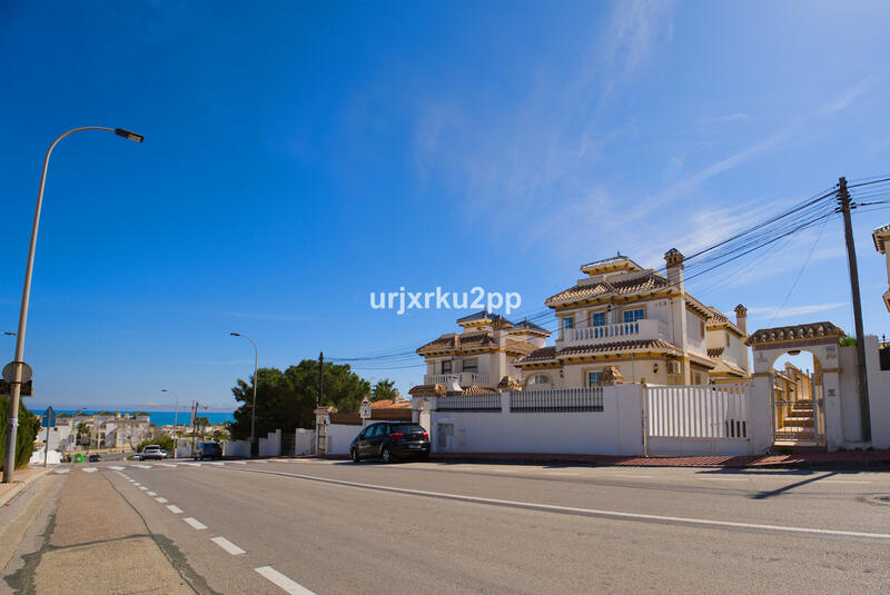 Villa for sale in Torrevieja, Alicante