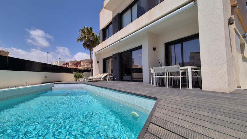 Villa en venta en Torrevieja, Alicante
