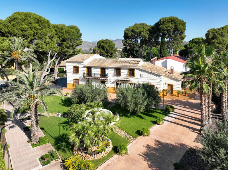 Villa en venta en Elda, Alicante