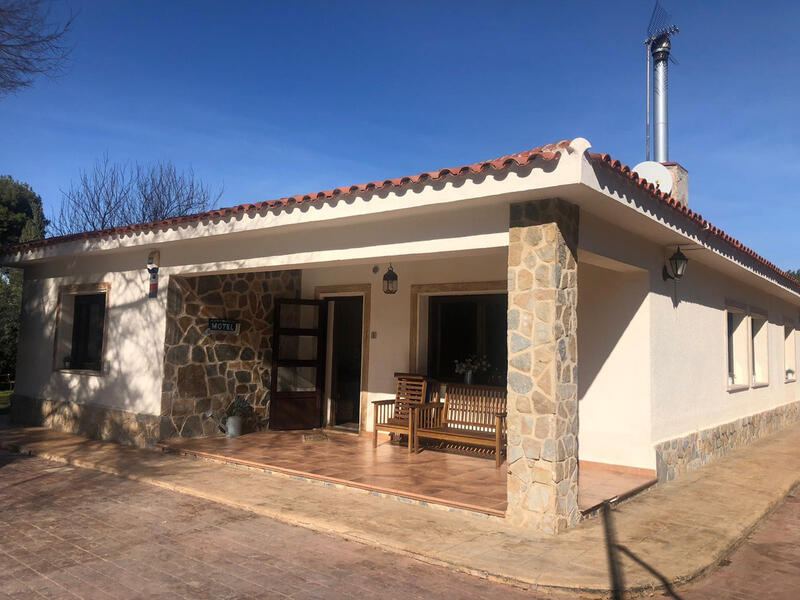 Villa en venta en Elda, Alicante