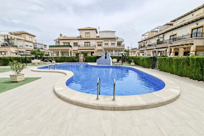 Gezinswoning Te koop in La Zenia, Alicante