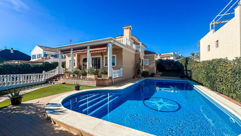 Villa til salgs i Torrevieja, Alicante