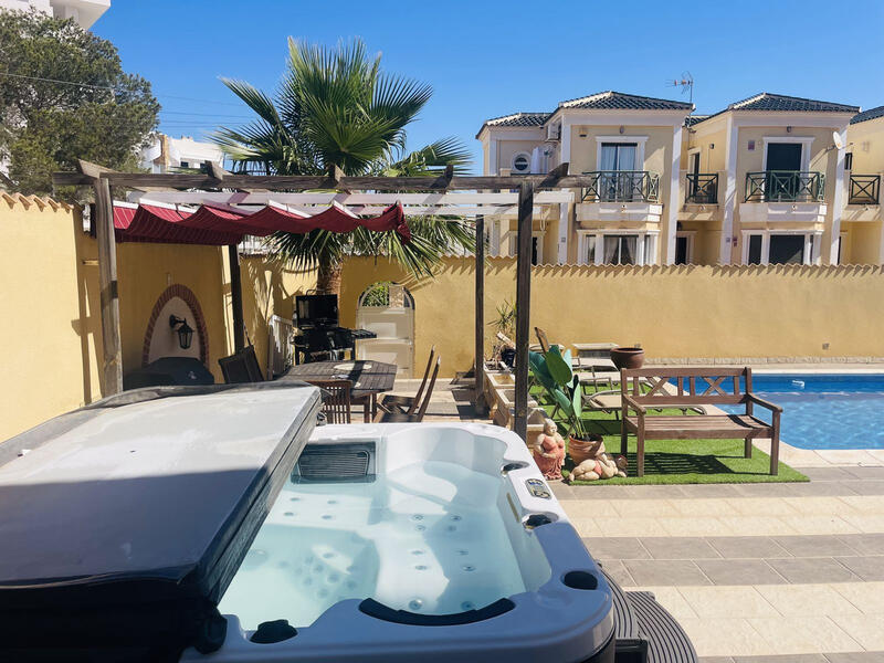 3 bedroom Villa for sale in Villamartin, Alicante
