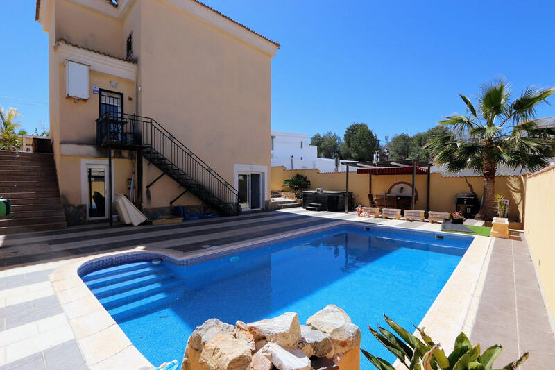 Villa zu verkaufen in Orihuela, Alicante