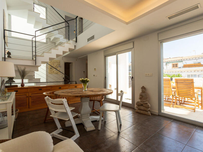 5 bedroom Townhouse for sale