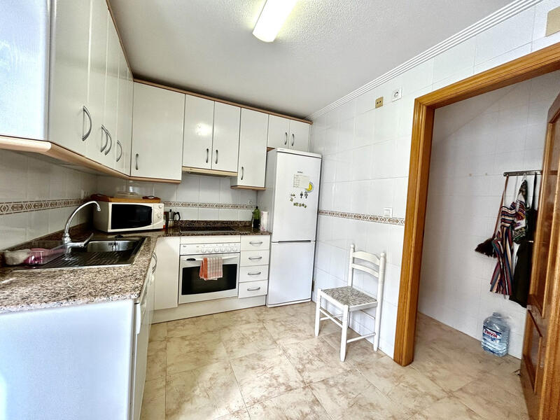 3 спальная комната городская тюрьма продается