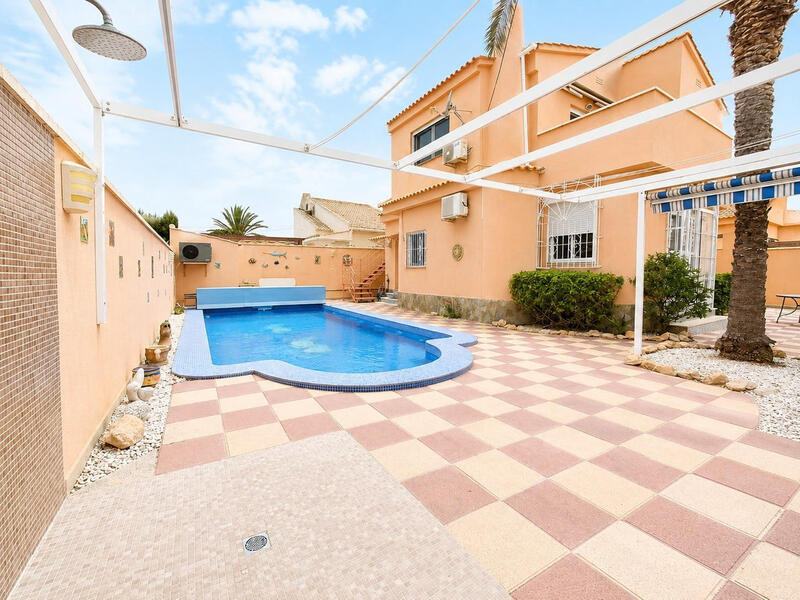Villa til salg i Mil Palmeras, Alicante