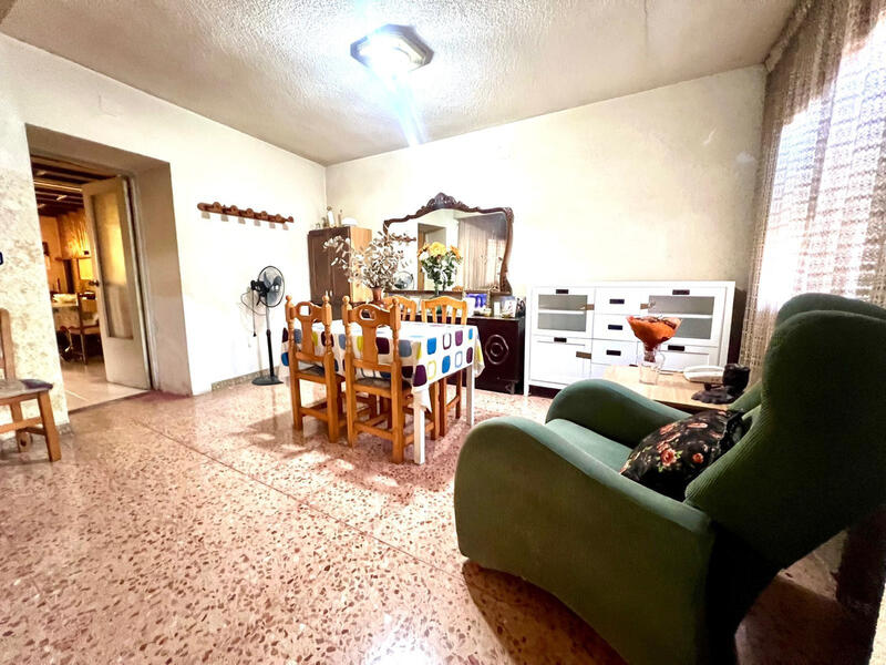 6 bedroom Townhouse for sale
