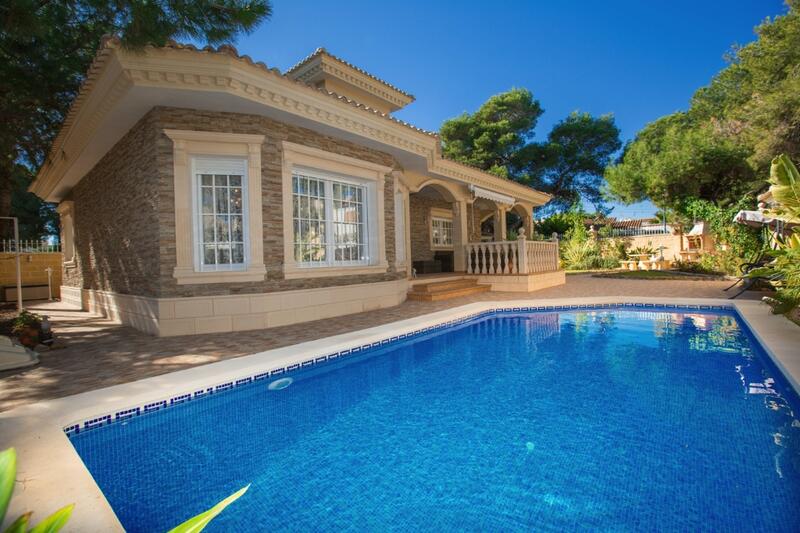 Villa til salg i Punta Prima, Alicante
