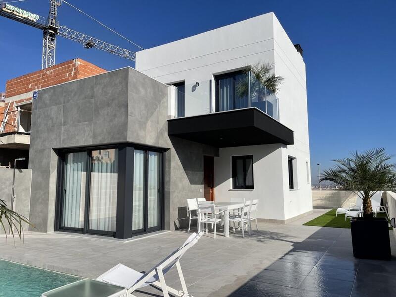 Villa til salgs i Torrevieja, Alicante