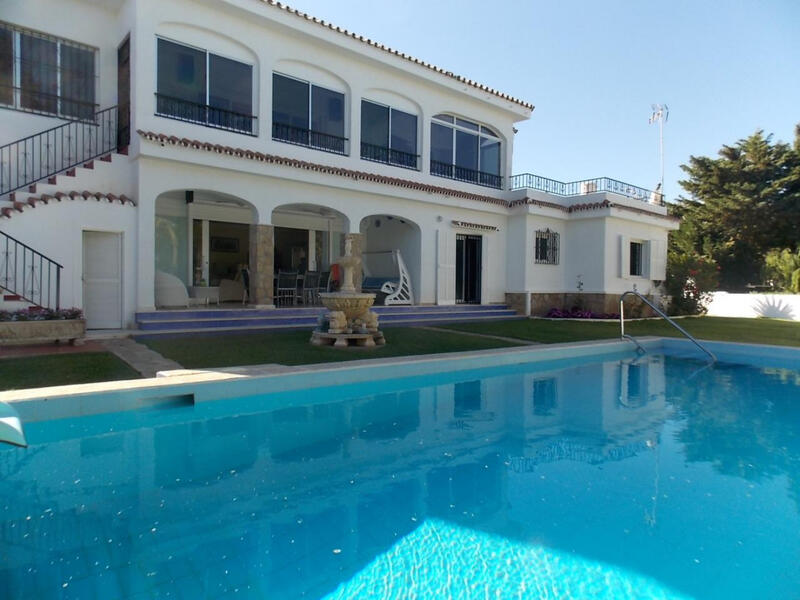 Villa Te koop in Benalmadena, Málaga