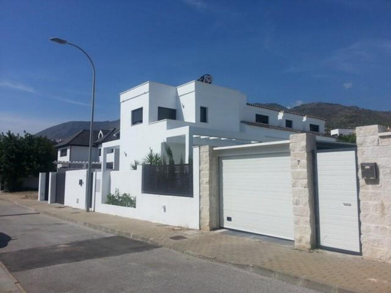 Villa for sale in Benalmadena, Málaga