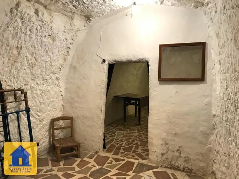 Grottehuset til salgs