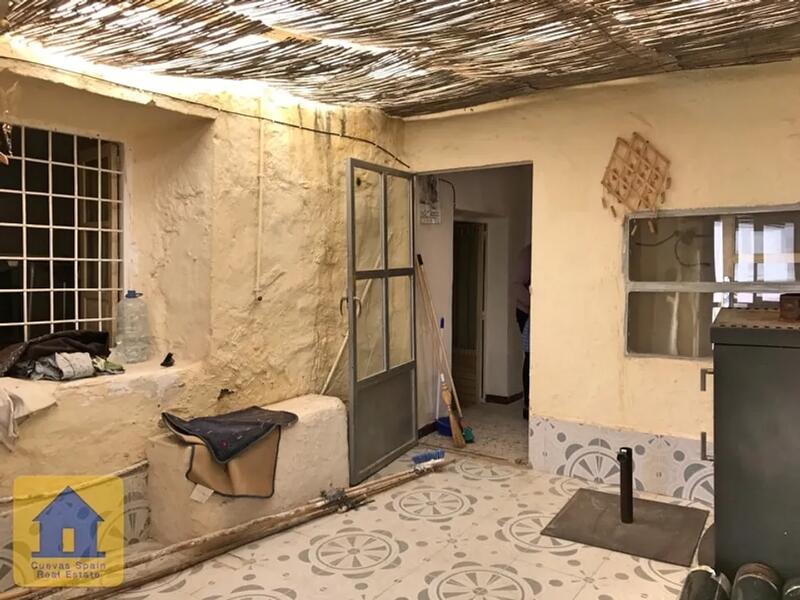 Grottehuset til salgs