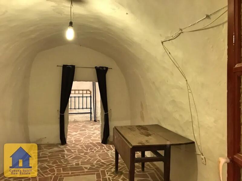 Grottehuset til salgs