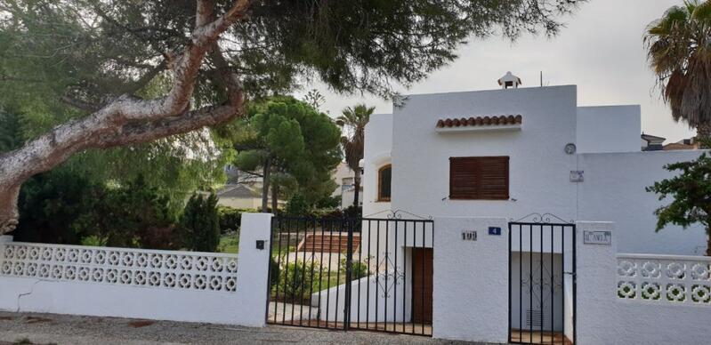 Villa en venta en La Zenia, Alicante