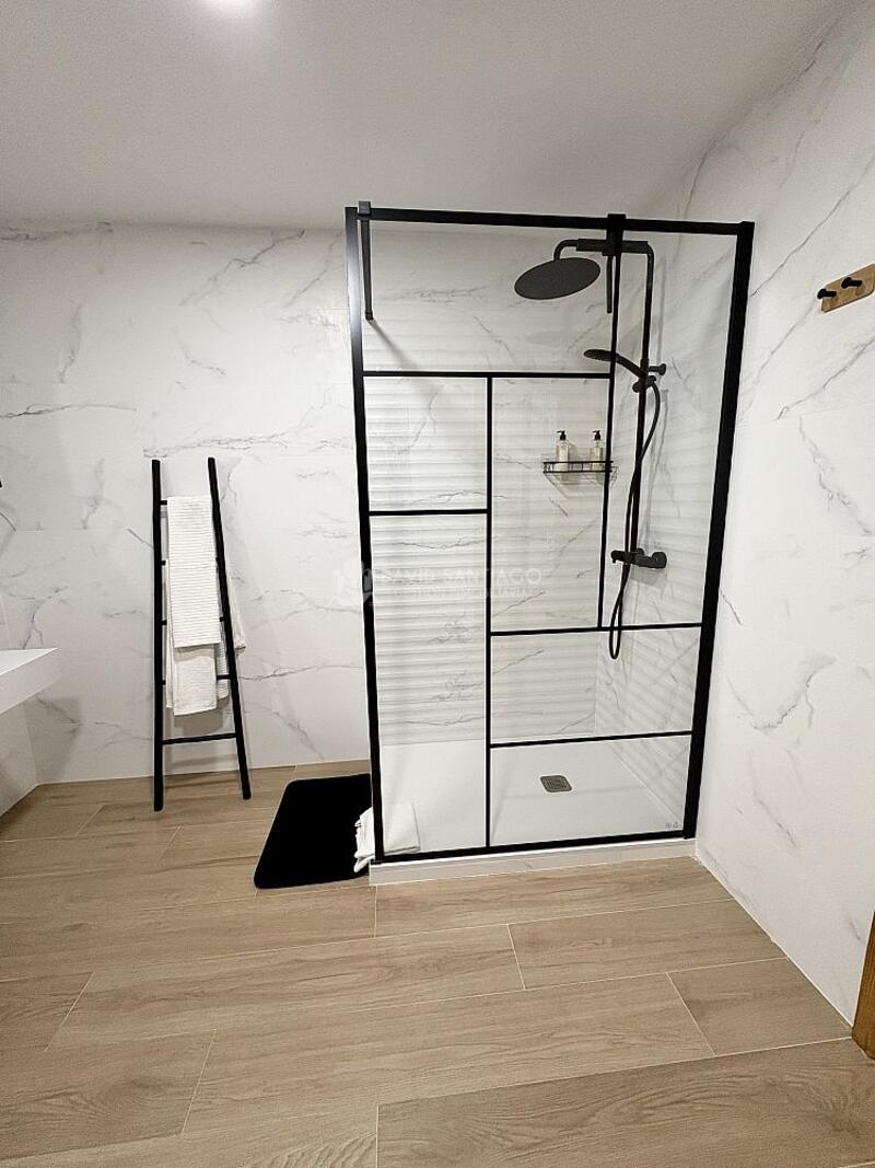 5 bedroom Apartment for sale