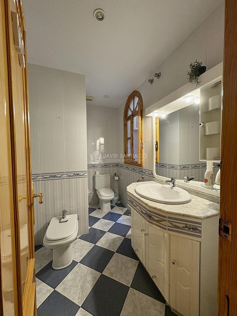 5 bedroom Apartment for sale