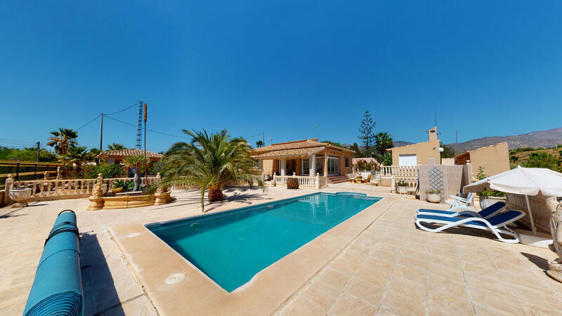 Villa for sale in Albatera, Alicante