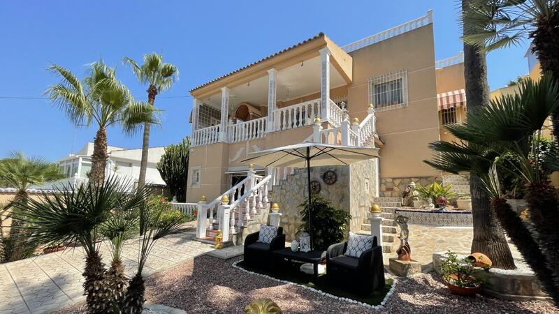 Villa til salg i Los Balcones, Alicante