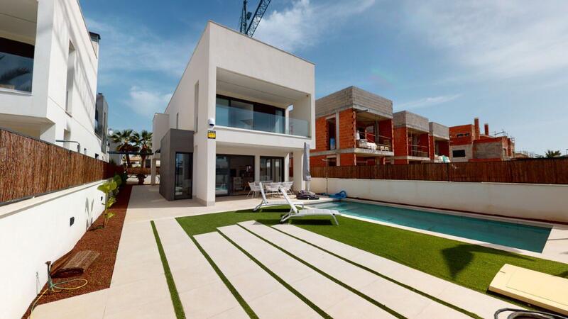 Villa en venta en La Marina, Alicante