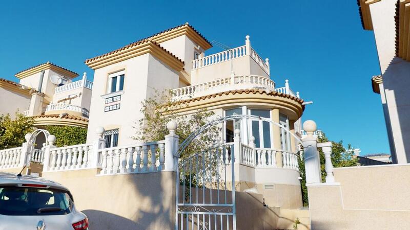 Villa till salu i Villamartin, Alicante