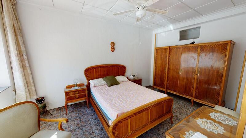 4 спальная комната городская тюрьма продается