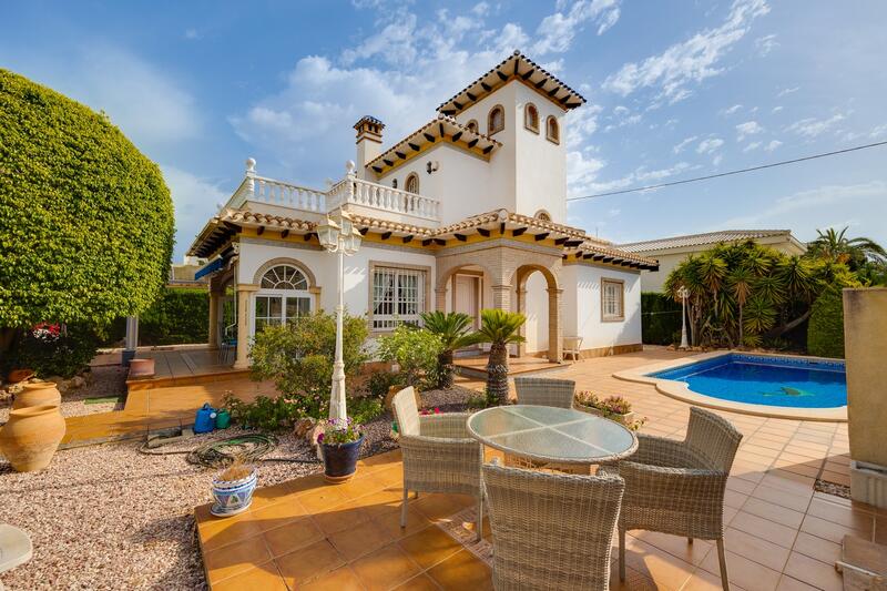 Villa til salgs i Orihuela Costa, Alicante
