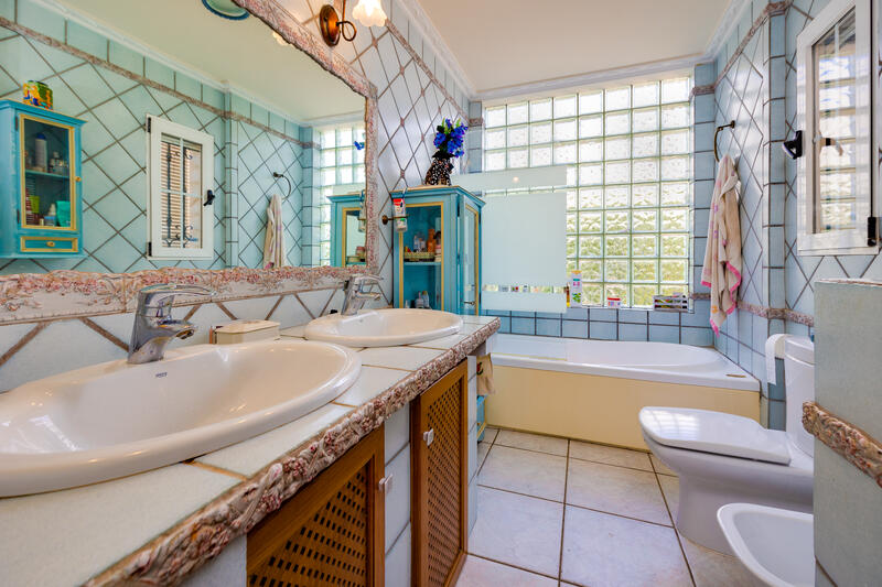 6 bedroom Villa for sale
