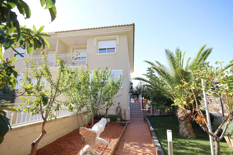 Radhus till salu i Petrer, Alicante