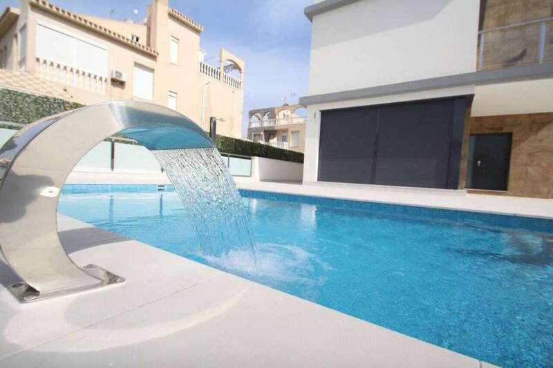 Villa til salgs i Punta Prima, Alicante