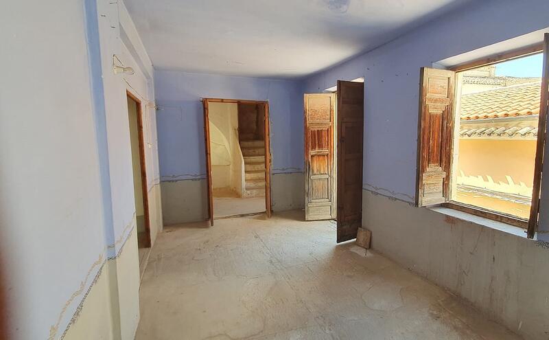 5 bedroom Townhouse for sale