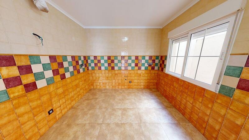 3 спальная комната городская тюрьма продается