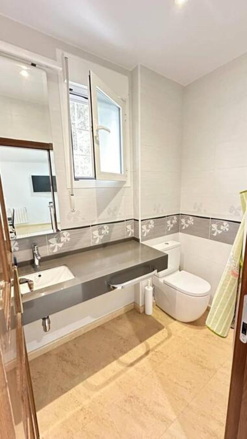 5 bedroom Apartment for sale