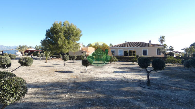 5 bedroom Country House for sale