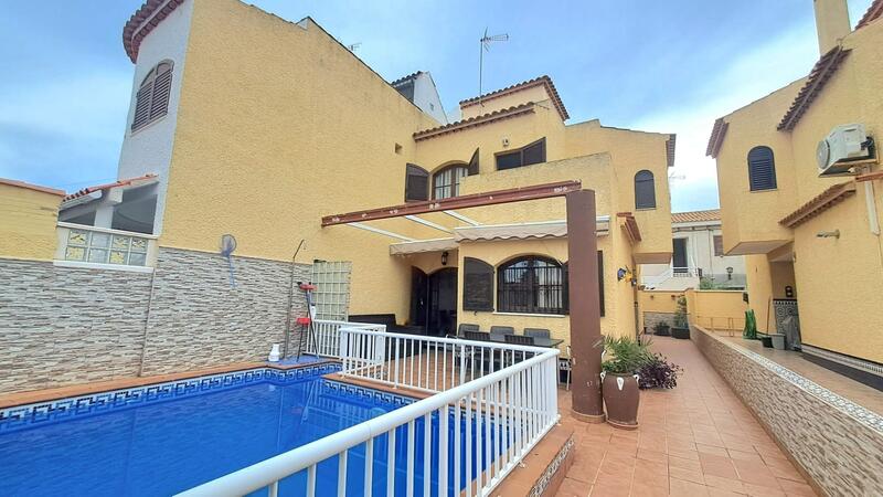 Villa en venta en Torrevieja, Alicante