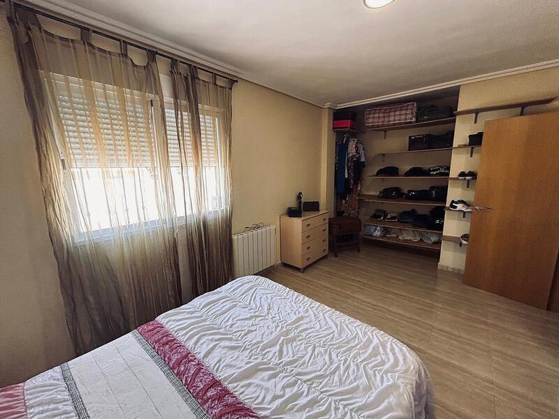 5 bedroom Apartment for sale