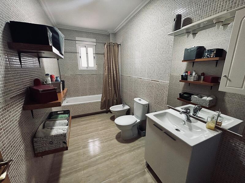 5 bedroom Apartment for sale