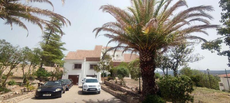 9 bedroom Commercial Property for sale
