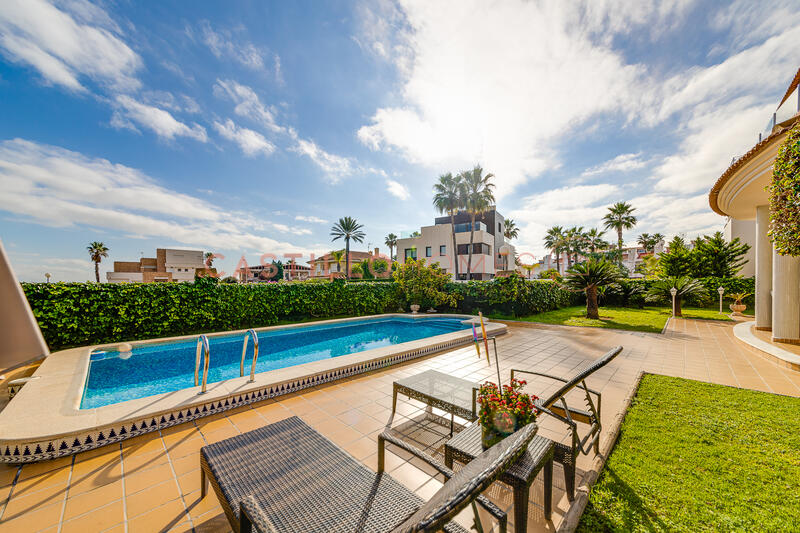 5 bedroom Townhouse for sale