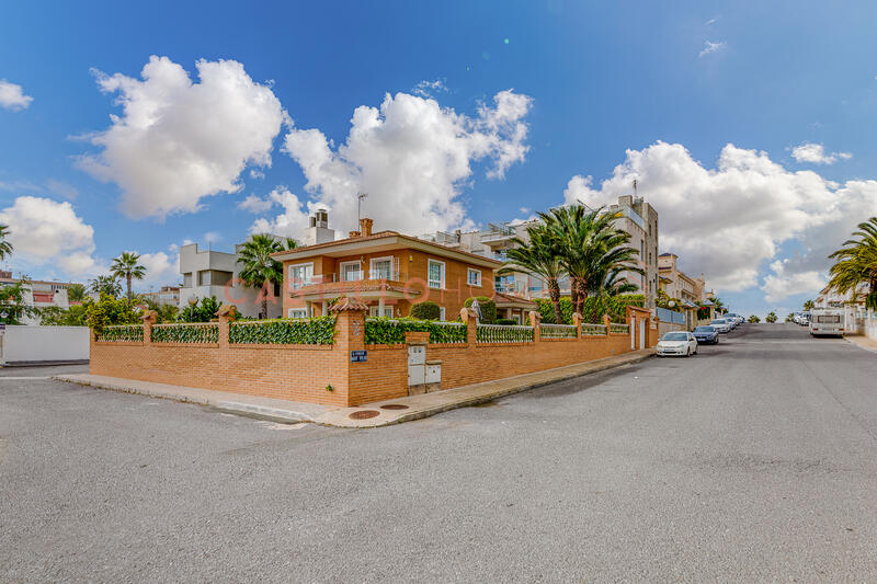 5 bedroom Townhouse for sale