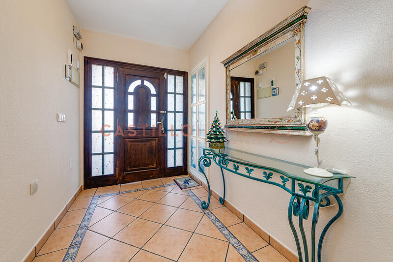 5 bedroom Townhouse for sale