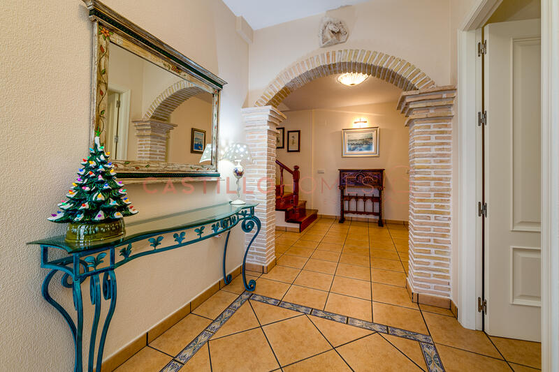 5 bedroom Townhouse for sale