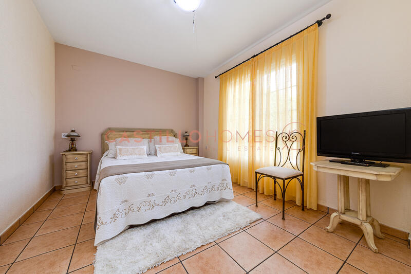 5 bedroom Townhouse for sale