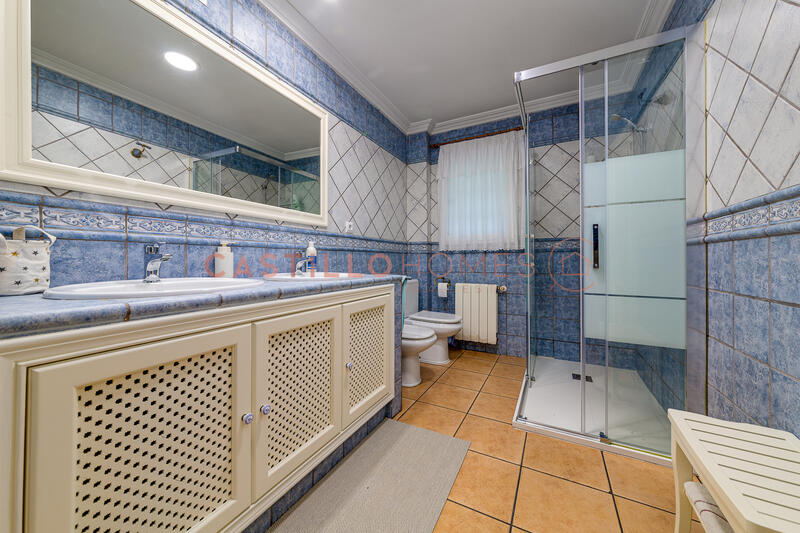 5 bedroom Townhouse for sale