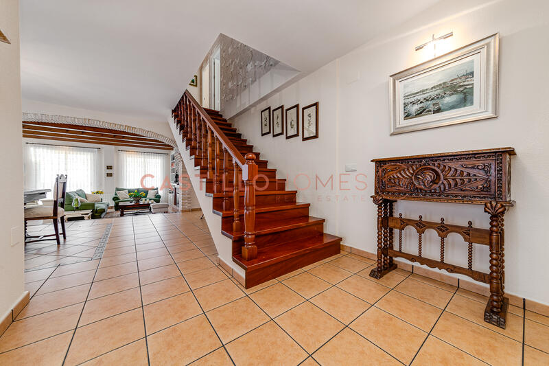 5 bedroom Townhouse for sale