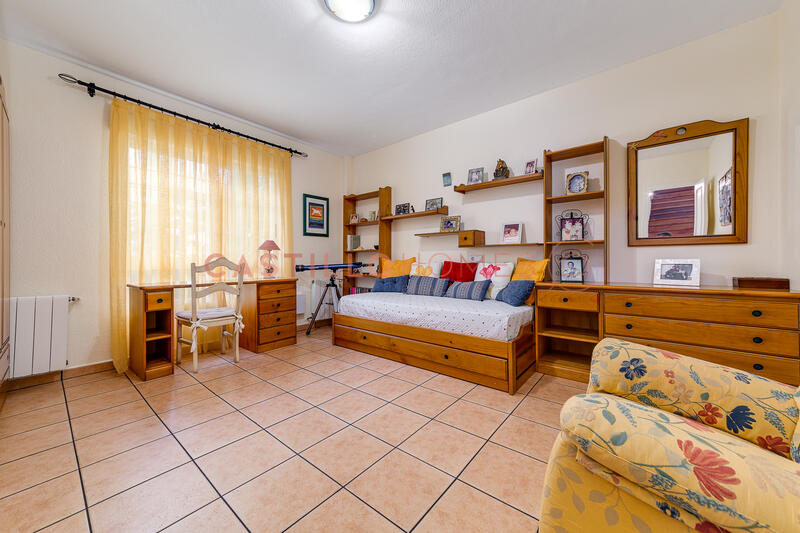 5 bedroom Townhouse for sale
